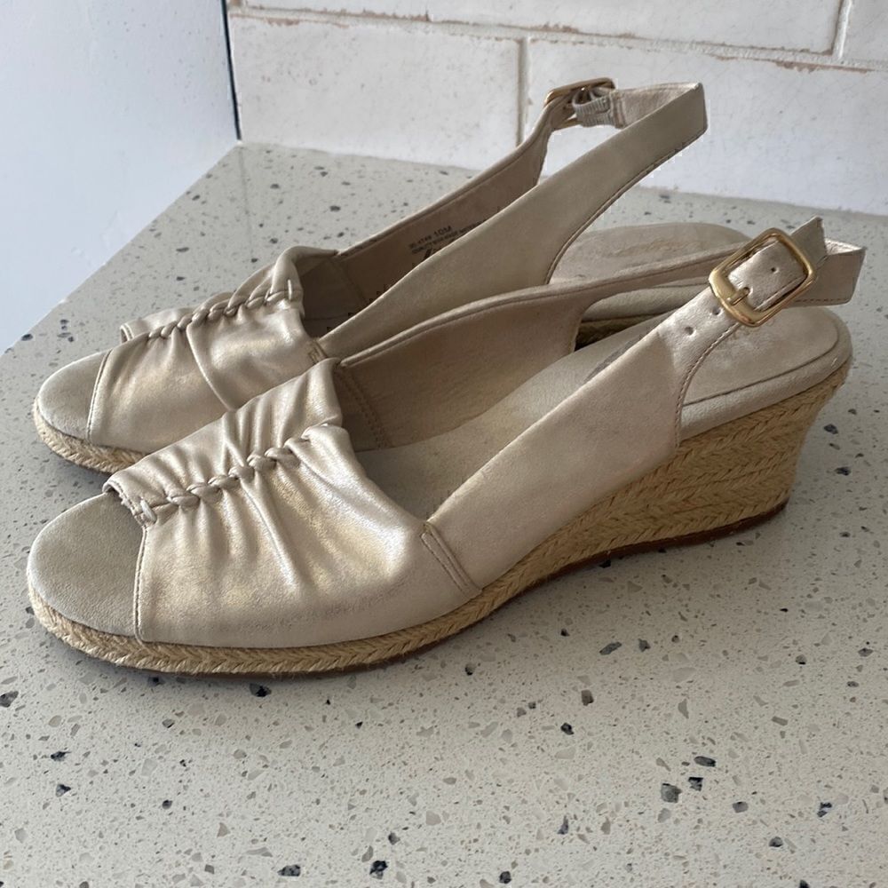 Easy Street Kindly Espadrille Slingback Wedge Gold Metallic Sandals Size 10
